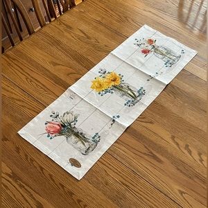 🌷  Farmhouse Floral Table Runner                            ~ By Park Designs🌷